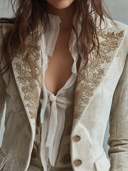 Blazer sartorial de mujer marfil bordado.