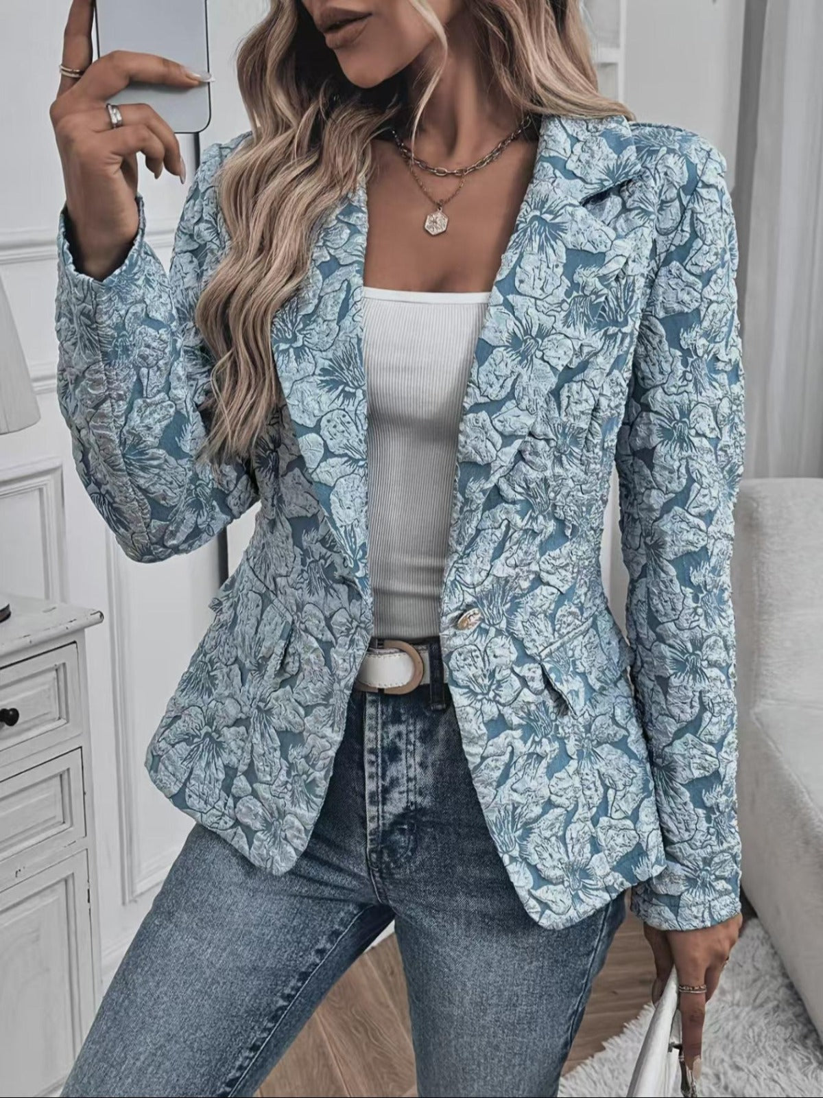 Blazer entallado de mujer en jacquard paisley.
