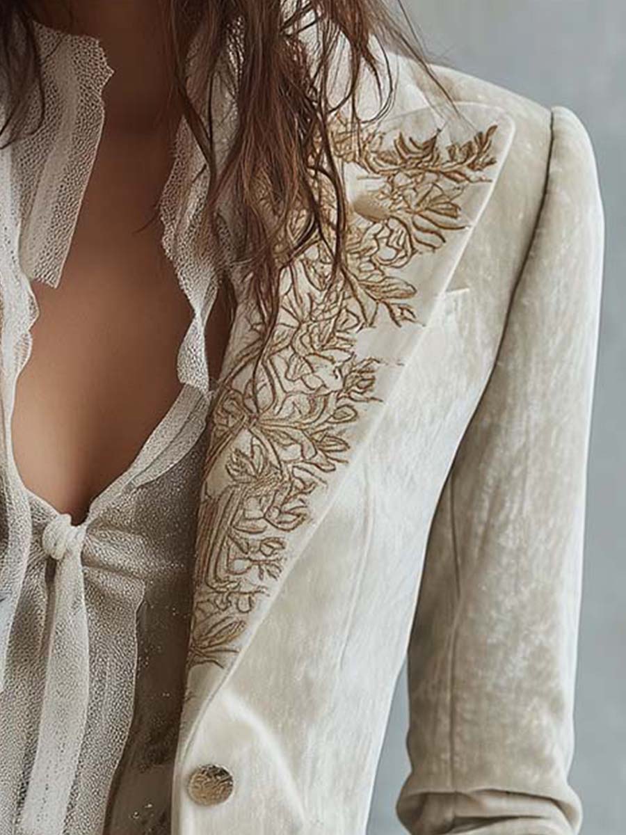 Blazer sartorial de mujer marfil bordado.