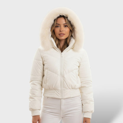 Chaqueta corta con capucha y piel sintética