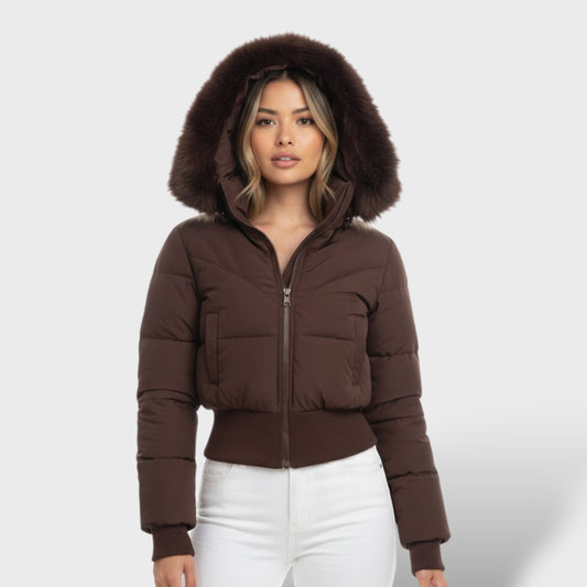 Chaqueta corta con capucha y piel sintética